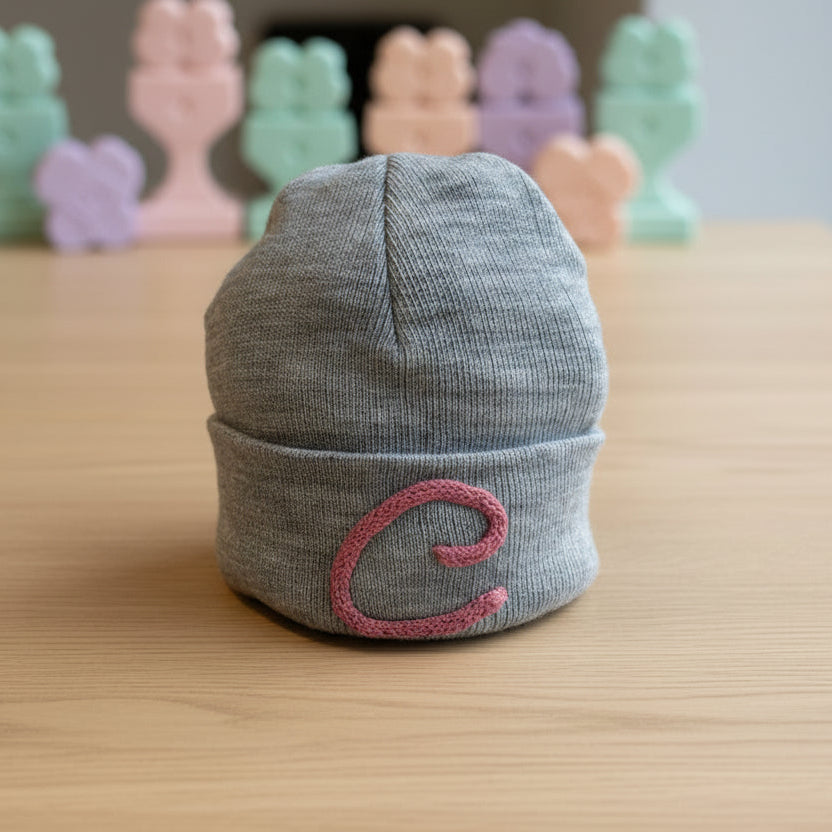 Berretto con iniziale in Tricotin